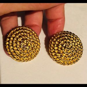 EUC. Gold tone “braided” CLIP earrings.